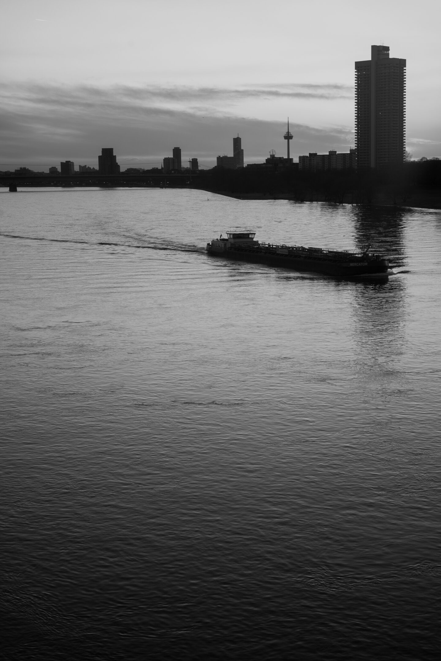 Karsten Rohrbeck: Colonia Huus bei Sonnenuntergang SW I
