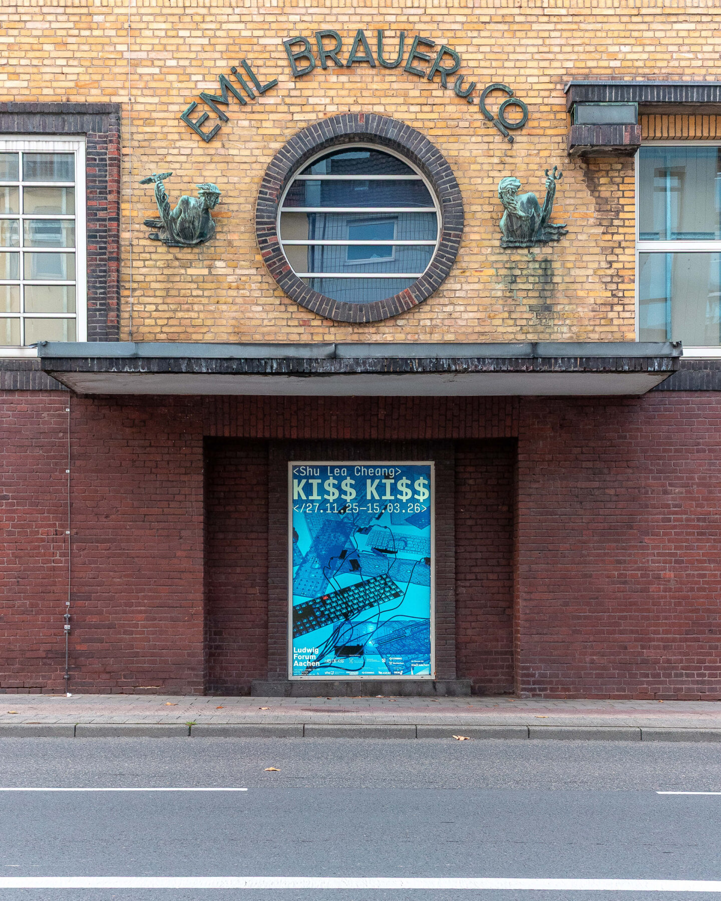 Büro Gestalten: Kommunikation zur Ausstellung »Shu Lea Cheang. KI$$ KI$$« (Ludwig Forum Aachen 2025/26), Poster als Fensterbeklebung (Motiv 1)