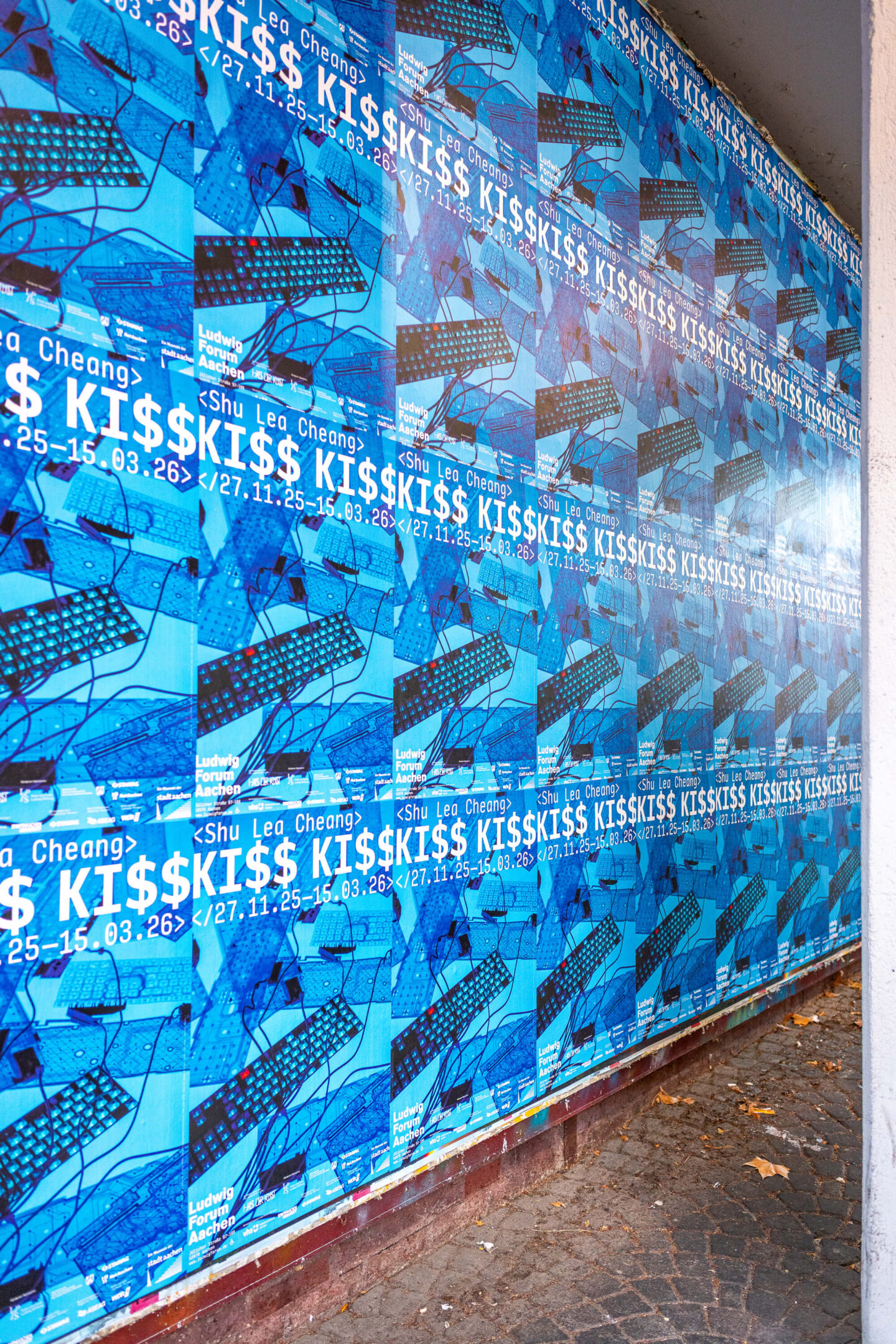 Büro Gestalten: Kommunikation zur Ausstellung »Shu Lea Cheang. KI$$ KI$$« (Ludwig Forum Aachen 2025/26), Poster im Rapport (perspektivisch im Hochformat)