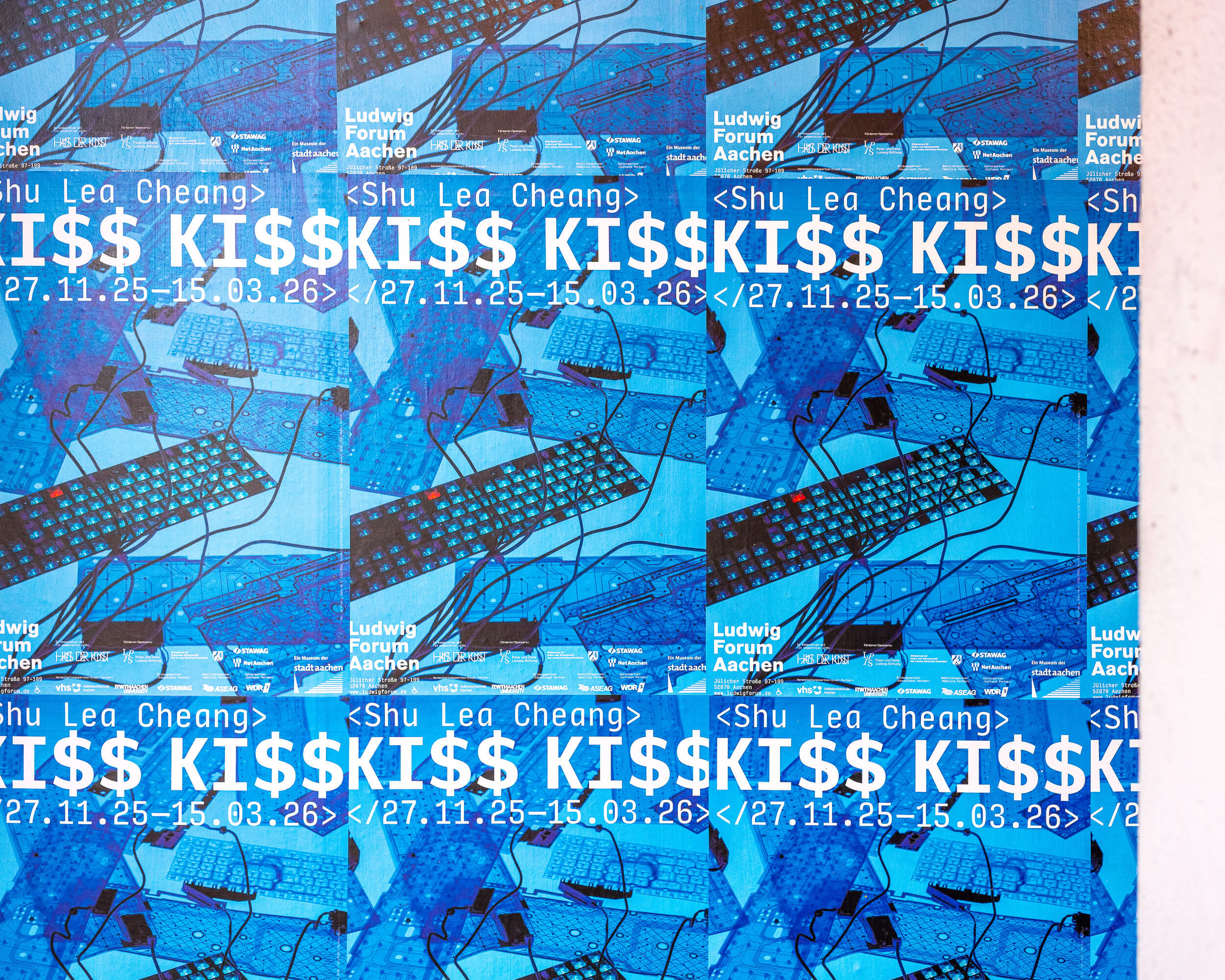 Büro Gestalten: Kommunikation zur Ausstellung »Shu Lea Cheang. KI$$ KI$$« (Ludwig Forum Aachen 2025/26), Poster im Rapport (quer, Ausschnitt)