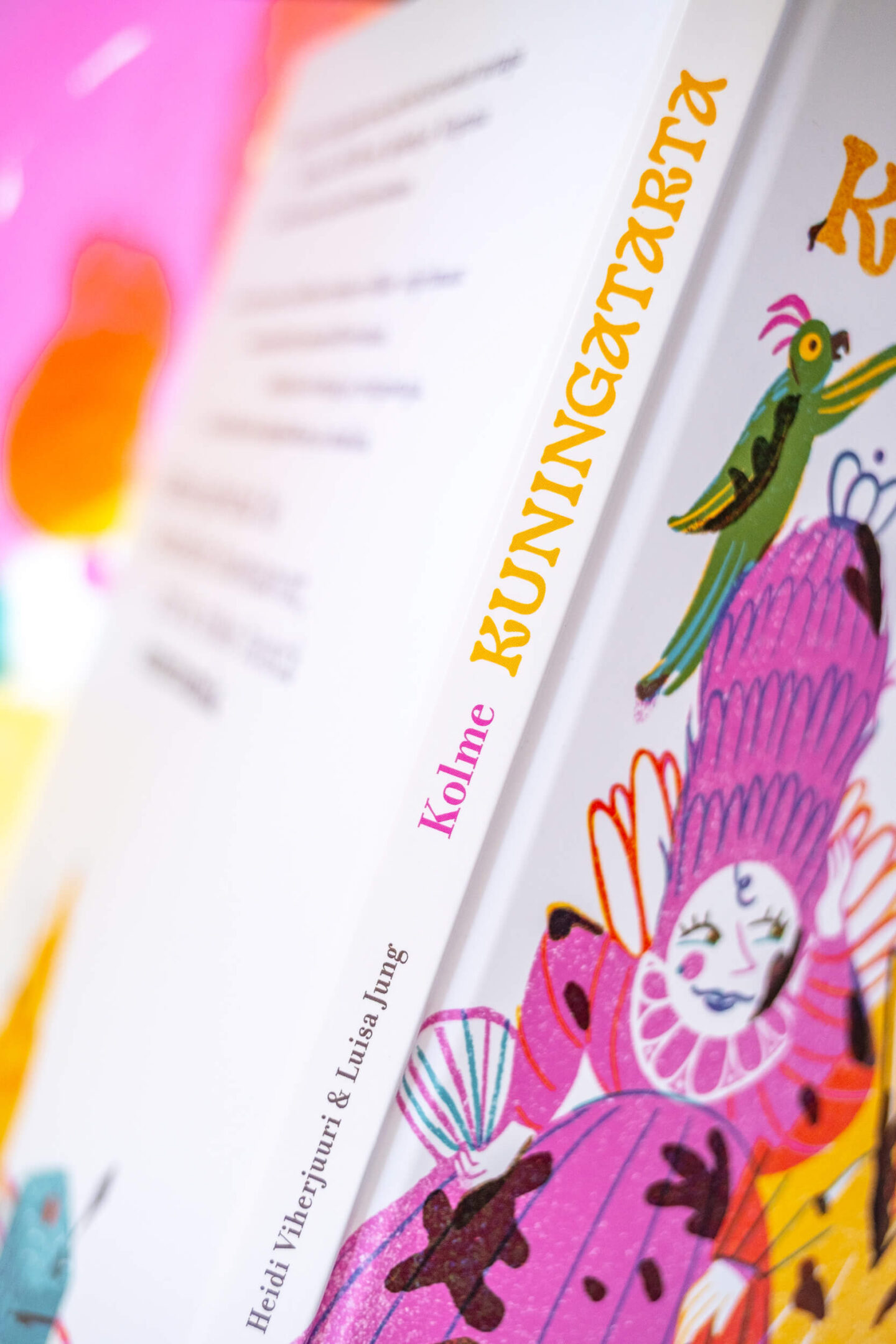 Büro Gestalten: Kolme Kuningatarta – Kinderbuch, Foto des Rückens 2 (Illustration: Luisa Jung, Text: Heidi Viherjuuri)
