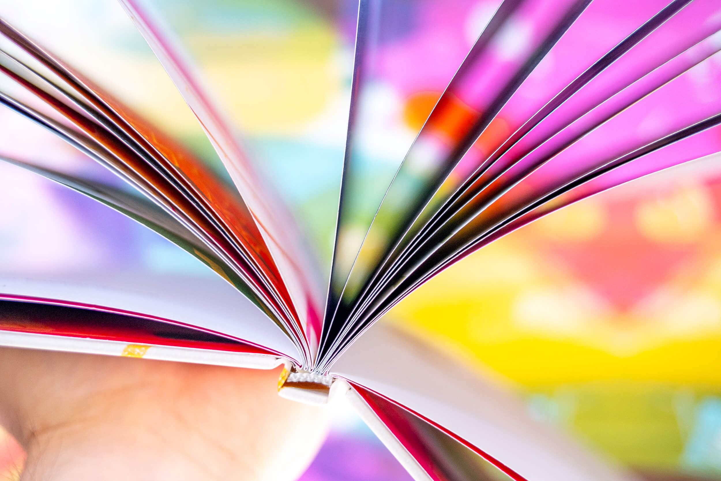 Büro Gestalten: Kolme Kuningatarta – Kinderbuch, Foto der Fadenbindung (Illustration: Luisa Jung, Text: Heidi Viherjuuri)