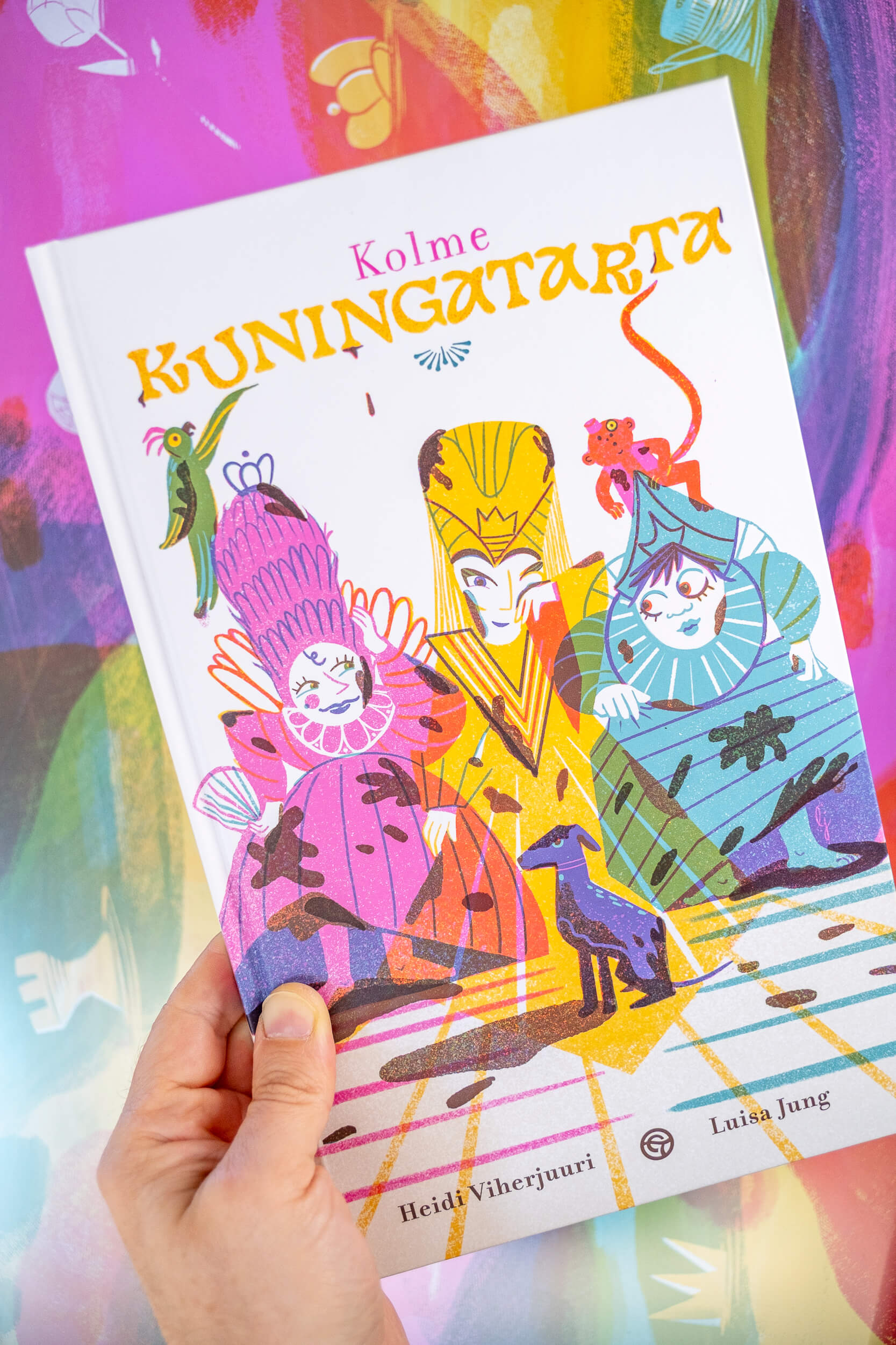 Büro Gestalten: Kolme Kuningatarta – Kinderbuch, Foto des Covers (Illustration: Luisa Jung, Text: Heidi Viherjuuri)