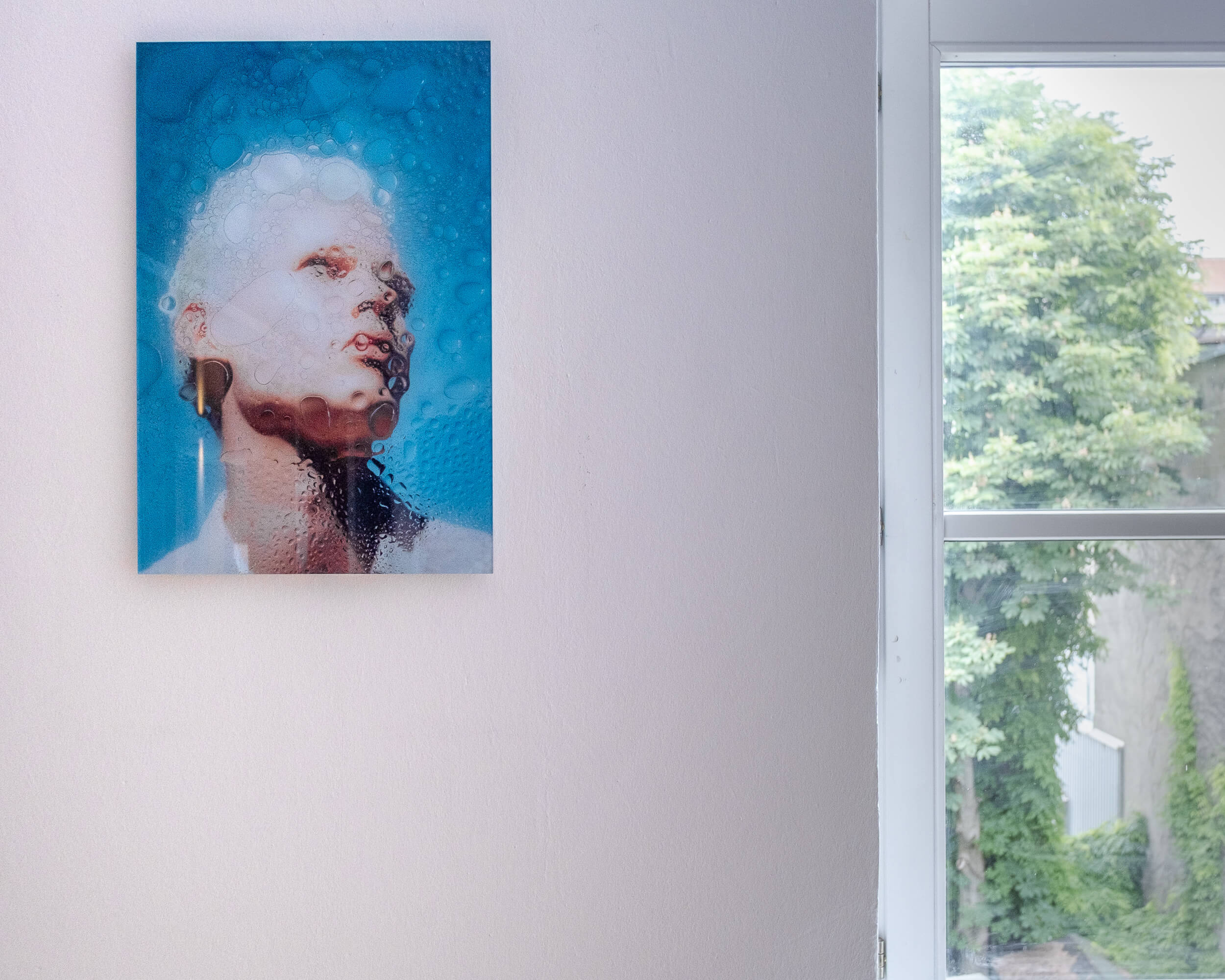 Büro Gestalten: Photoszene Festival 2025 (Jule Celin Petersen: Unter der Oberfläche, Doku-Foto Hauptmotiv Acryl © Karsten Rohrbeck)