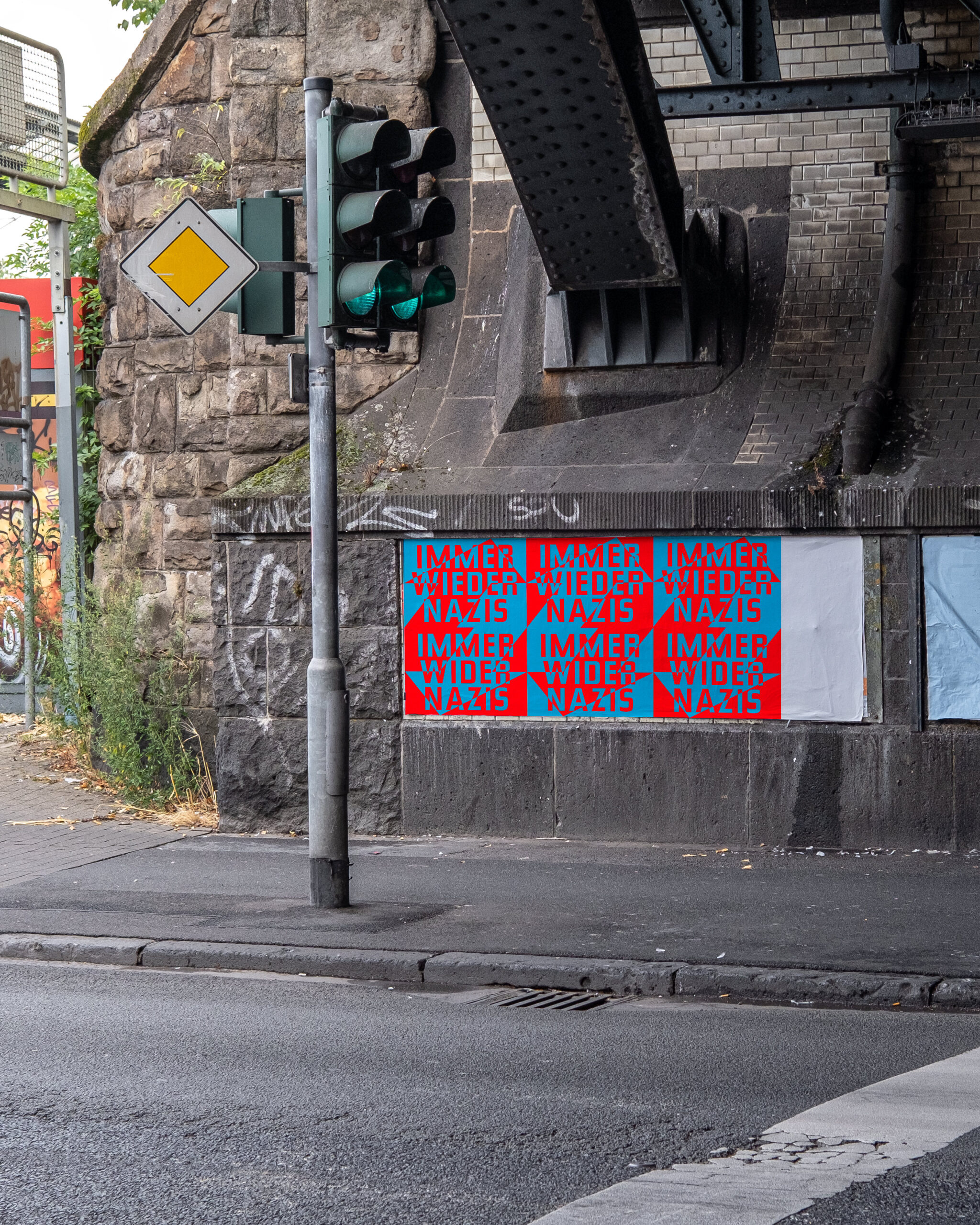 Karsten Rohrbeck: Immer wieder Nazis Immer wider Nazis Plakat (Mockup 2, hoch)